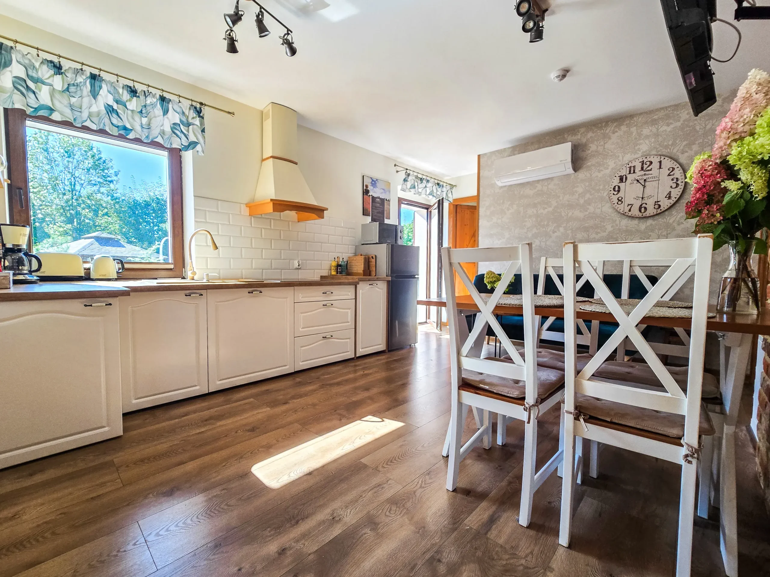 W pełni wyposażona kuchnia – wszystko, czego potrzebujesz, by poczuć się jak w domu.