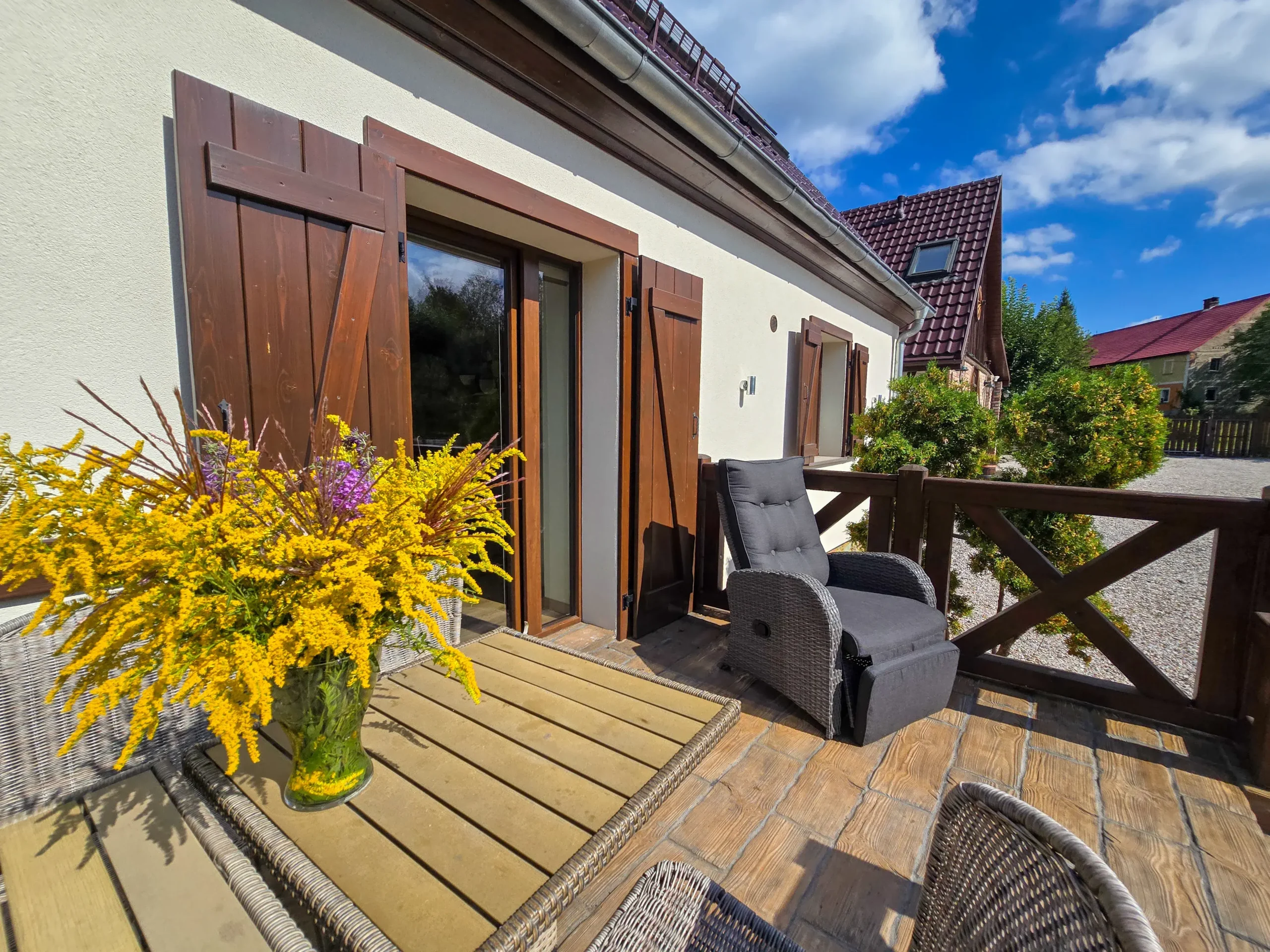 Przestronny taras z miejscem do relaksu – idealny na poranną kawę lub wieczorny odpoczynek.