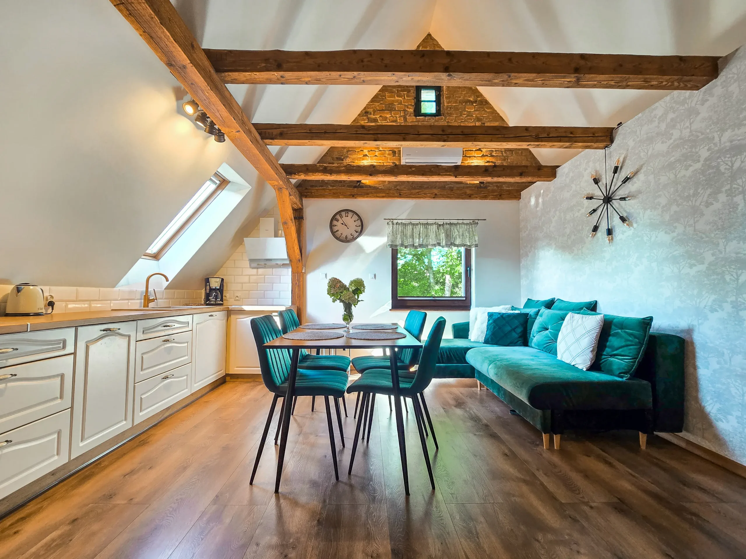 asny i przestronny salon – miejsce na relaks po dniu pełnym wrażeń.