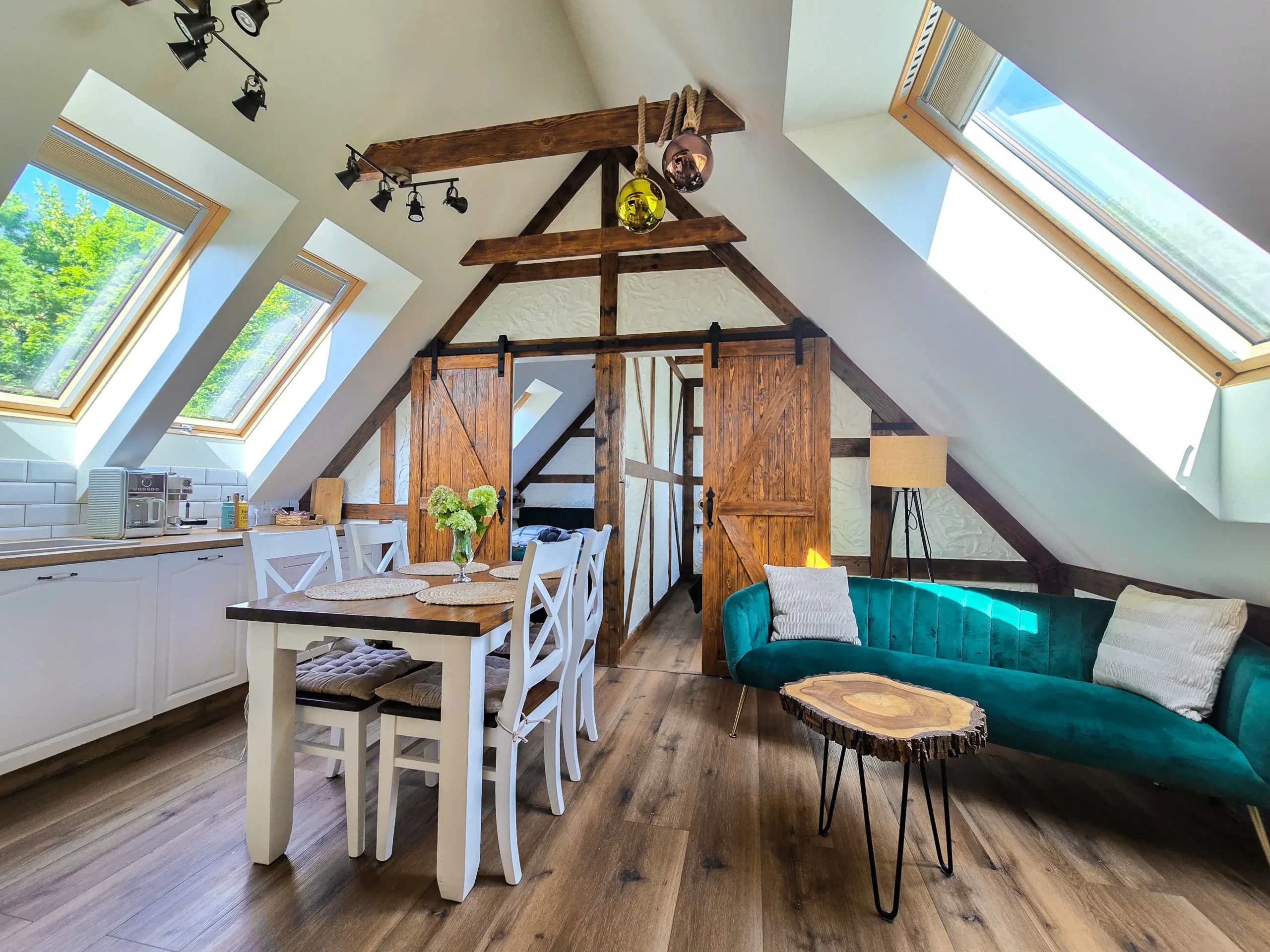 asny i przestronny salon – miejsce na relaks po dniu pełnym wrażeń.